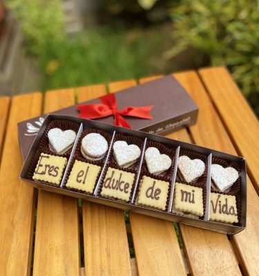 Deliciosos alfajorcitos semi rústicos decorados con encantadoras choco-frases, perfectos para disfrutar y compartir.