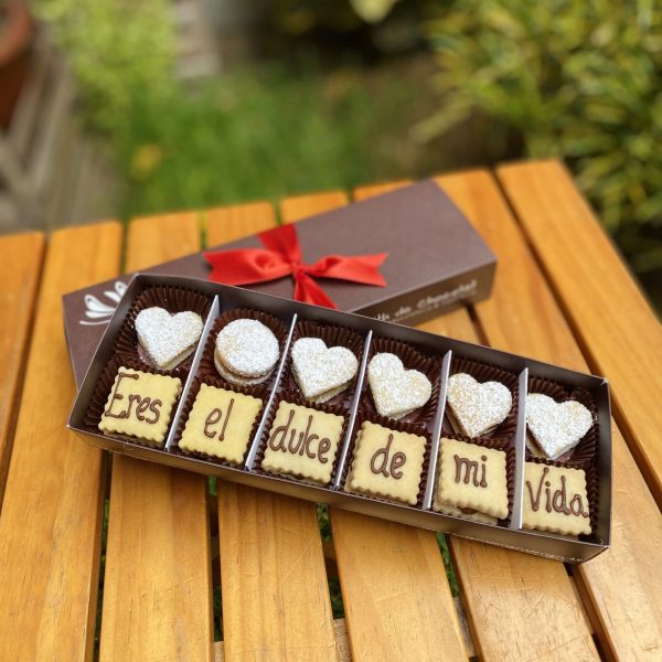 Deliciosos alfajorcitos semi rústicos decorados con encantadoras choco-frases, perfectos para disfrutar y compartir.