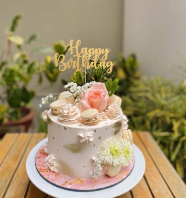 TORTA CON FLORES NATURALES