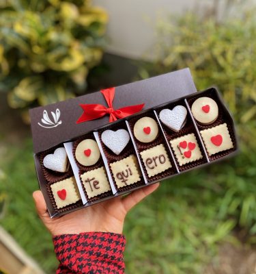 Deliciosos alfajorcitos semi rústicos decorados con encantadoras choco-frases, perfectos para disfrutar y compartir.