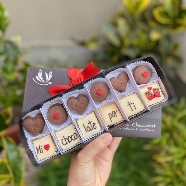 Deliciosos alfajorcitos semi rústicos decorados con encantadoras choco-frases, perfectos para disfrutar y compartir.