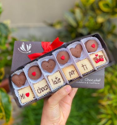 Deliciosos alfajorcitos semi rústicos decorados con encantadoras choco-frases, perfectos para disfrutar y compartir.