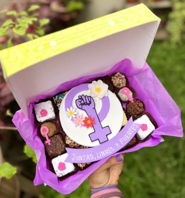 Mix Box Especial Día de la Mujer con Arte en Fondant y Frase Personalizada.