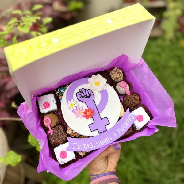 Mix Box Especial Día de la Mujer con Arte en Fondant y Frase Personalizada.