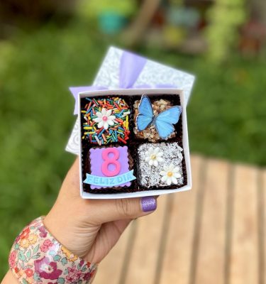 Deliciosos Mini Four Decorados para el Día de la Mujer