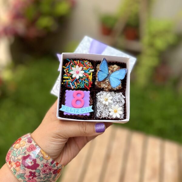 Deliciosos Mini Four Decorados para el Día de la Mujer