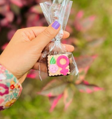 Mini Brownie Clásico Decorado con Símbolo de la Mujer y Rosita de Fondant