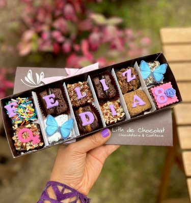 Deliciosos Brownies Especiales en una Caja Vintage para el Día de la Mujer