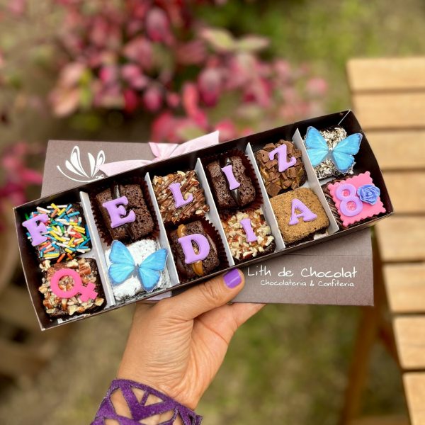 Deliciosos Brownies Especiales en una Caja Vintage para el Día de la Mujer