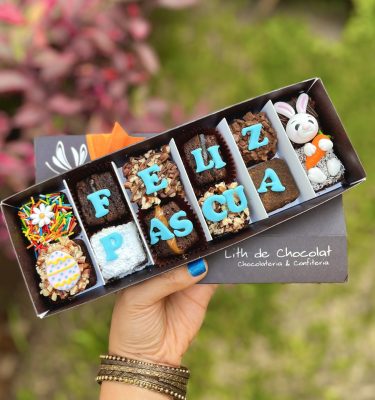 Vintage Brownies Especiales decorados con encantadoras figuras de Pascua en fondant y una frase comestible de Feliz Pascua.