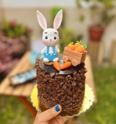 Deliciosa mini torta de chocolate decorada con un encantador conejito y zanahorias.