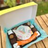 Delicioso Mix Box Orejitas con postres variados y un diseño temático de Pascua impreso en oblea comestible, perfecto para compartir y disfrutar en esta temporada festiva.