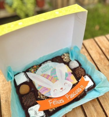 Delicioso Mix Box Orejitas con postres variados y un diseño temático de Pascua impreso en oblea comestible, perfecto para compartir y disfrutar en esta temporada festiva.