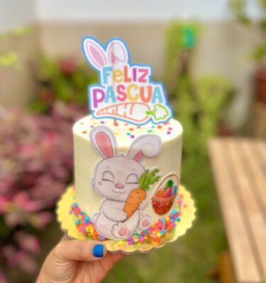 Encantadora mini torta de Pascua decorada con un conejito y zanahorias.
