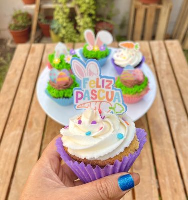 Encantadores cupcakes temáticos de Pascua decorados con diseños de orejitas, huevitos, zanahorias y mensajes festivos.