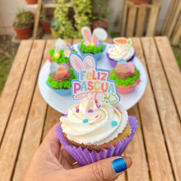 Encantadores cupcakes temáticos de Pascua decorados con diseños de orejitas, huevitos, zanahorias y mensajes festivos.