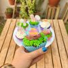 Encantadores cupcakes temáticos de Pascua decorados con diseños de orejitas, huevitos, zanahorias y mensajes festivos.