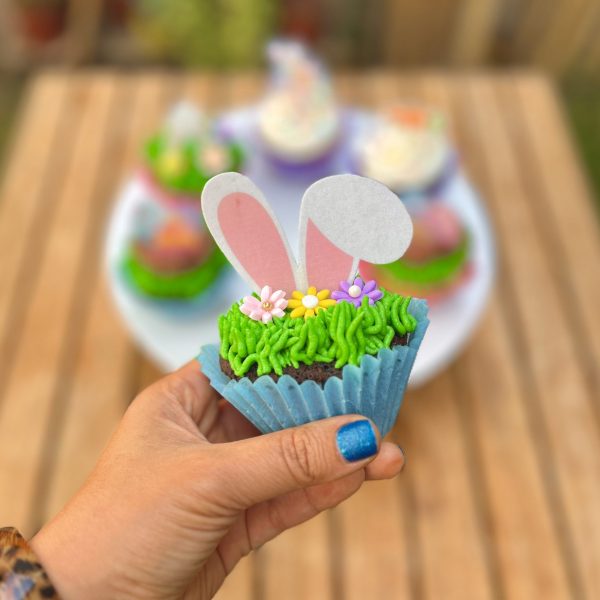 Encantadores cupcakes temáticos de Pascua decorados con diseños de orejitas, huevitos, zanahorias y mensajes festivos.