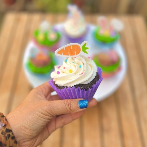 Encantadores cupcakes temáticos de Pascua decorados con diseños de orejitas, huevitos, zanahorias y mensajes festivos.