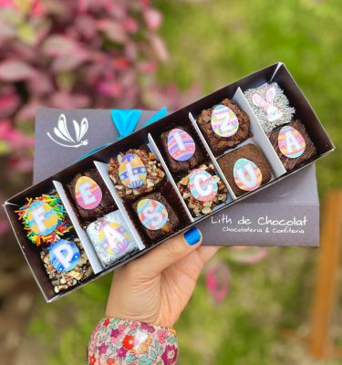 Deliciosos mini brownies de Pascua con decoraciones en oblea comestible.