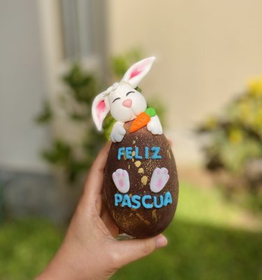 Delicioso huevo de chocolate en edición limitada con variedad de dulces y decoración temática.