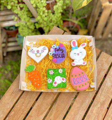 Deliciosas galletas temáticas de Pascua con divertidos diseños de bigotes, conejitos y huevitos.