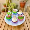 Encantadores cupcakes temáticos de Pascua decorados con diseños de orejitas, huevitos, zanahorias y mensajes festivos.