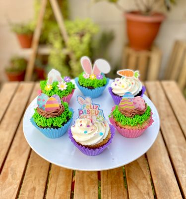 Encantadores cupcakes temáticos de Pascua decorados con diseños de orejitas, huevitos, zanahorias y mensajes festivos.