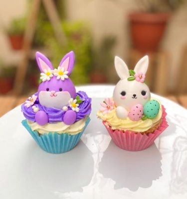 Deliciosos cupcakes conejito especiales para Pascua, decorados con detalles en buttercream y adornos de azúcar.