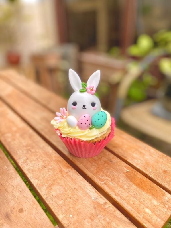 Deliciosos cupcakes conejito especiales para Pascua, decorados con detalles en buttercream y adornos de azúcar.