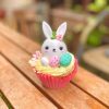 Deliciosos cupcakes conejito especiales para Pascua, decorados con detalles en buttercream y adornos de azúcar.