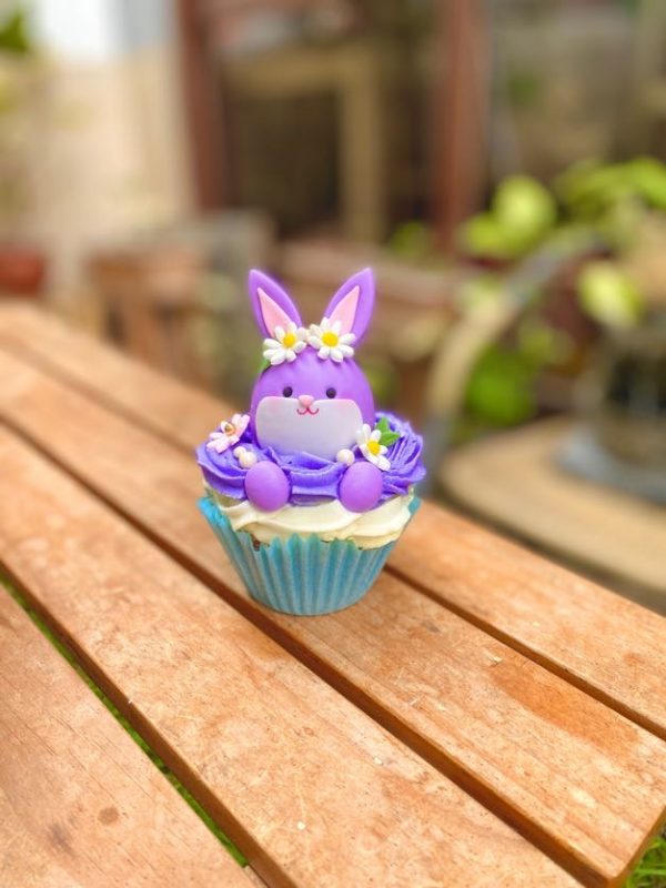 Deliciosos cupcakes conejito especiales para Pascua, decorados con detalles en buttercream y adornos de azúcar.