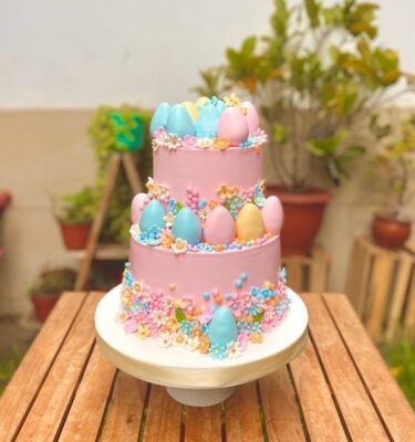 Exquisita Torta de Huevos de Pascua, una obra maestra chocolatosa adornada con encantadoras decoraciones pastel.