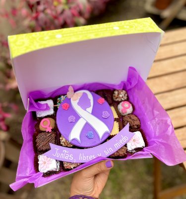 Mini Brownie Clásico Decorado con Símbolo de la Mujer y Rosita de Fondant