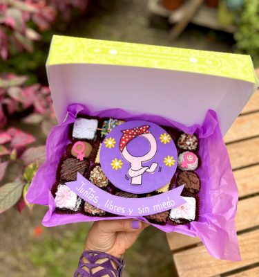 Mini Brownie Clásico Decorado con Símbolo de la Mujer y Rosita de Fondant