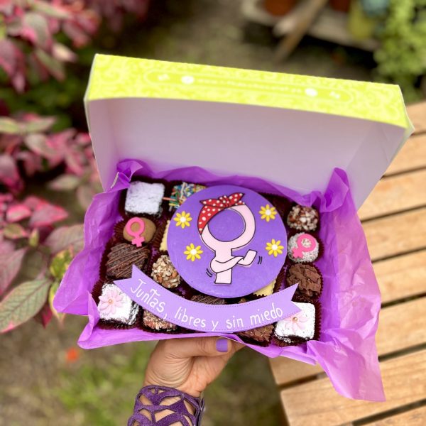 Mini Brownie Clásico Decorado con Símbolo de la Mujer y Rosita de Fondant