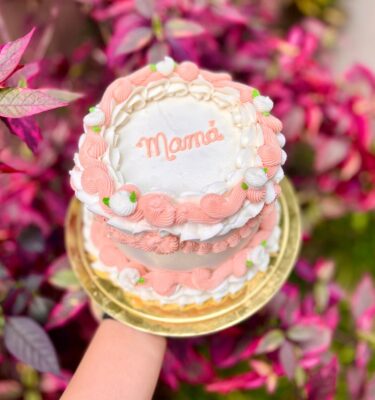 Mini torta cubierta y decorada con buttercream, ideal para el Día de la Madre.