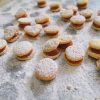 Saborea la tradición con nuestros exquisitos alfajorcitos clásicos, disponibles en distintas formas y rellenos para satisfacer todos los gustos.