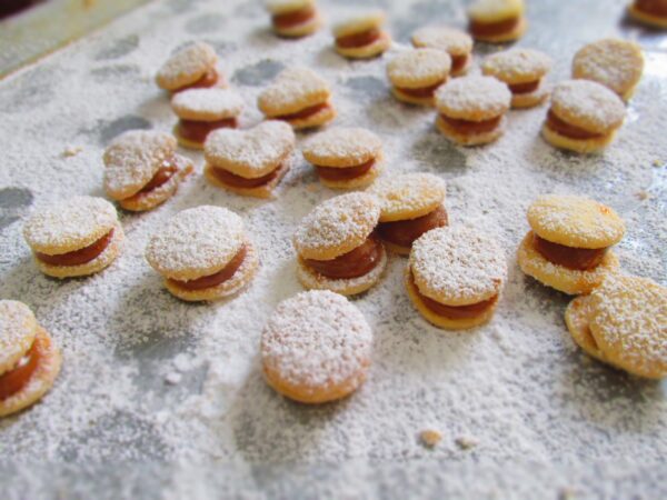 Saborea la tradición con nuestros exquisitos alfajorcitos clásicos, disponibles en distintas formas y rellenos para satisfacer todos los gustos.