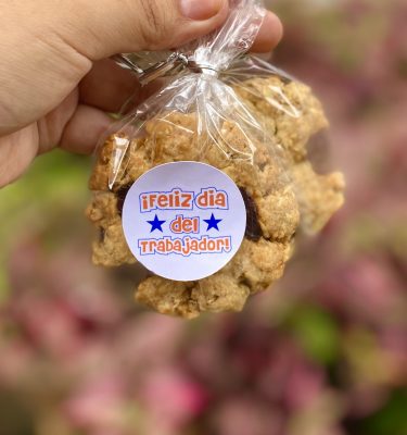 Deliciosa galleta de avena decorada para celebrar el Día del Trabajador.