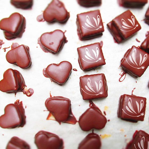 Descubre el nuevo nivel de indulgencia con nuestros alfajorcitos bañados en chocolate y chocolate blanco, una delicia que deleitará tus sentidos.