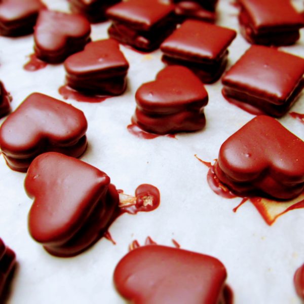Descubre el nuevo nivel de indulgencia con nuestros alfajorcitos bañados en chocolate y chocolate blanco, una delicia que deleitará tus sentidos.