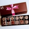 Descubre el nuevo nivel de indulgencia con nuestros alfajorcitos bañados en chocolate y chocolate blanco, una delicia que deleitará tus sentidos.