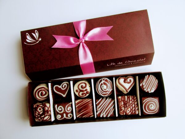 Descubre el nuevo nivel de indulgencia con nuestros alfajorcitos bañados en chocolate y chocolate blanco, una delicia que deleitará tus sentidos.