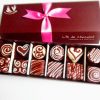 Descubre el nuevo nivel de indulgencia con nuestros alfajorcitos bañados en chocolate y chocolate blanco, una delicia que deleitará tus sentidos.