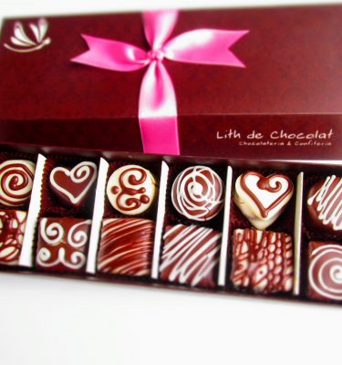 Descubre el nuevo nivel de indulgencia con nuestros alfajorcitos bañados en chocolate y chocolate blanco, una delicia que deleitará tus sentidos.