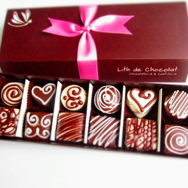 Descubre el nuevo nivel de indulgencia con nuestros alfajorcitos bañados en chocolate y chocolate blanco, una delicia que deleitará tus sentidos.