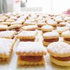 Saborea la tradición con nuestros exquisitos alfajorcitos clásicos, disponibles en distintas formas y rellenos para satisfacer todos los gustos.