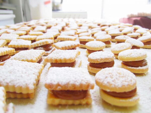 Saborea la tradición con nuestros exquisitos alfajorcitos clásicos, disponibles en distintas formas y rellenos para satisfacer todos los gustos.