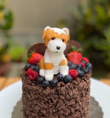 Irresistible mini torta artesanal adornada con una linda mascota perrito bicolor, una opción dulce y encantadora para celebrar.